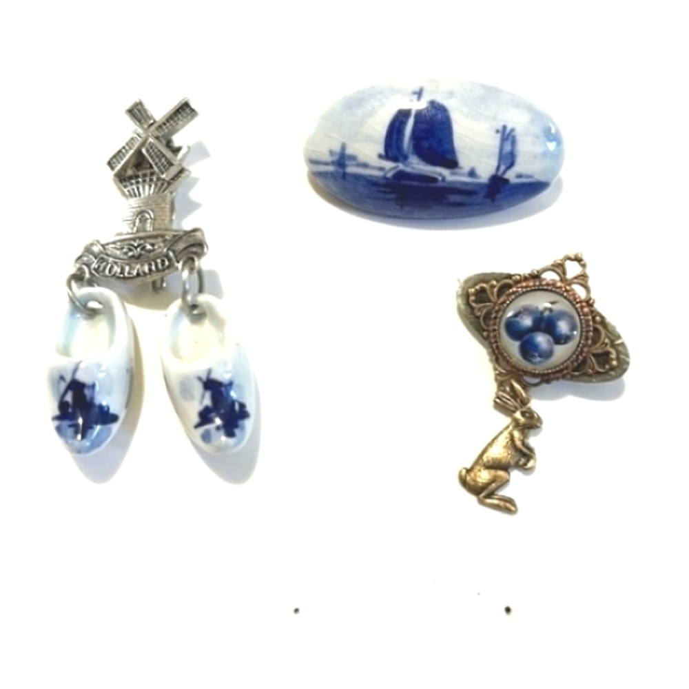 VINTAGE LOT OF TWO CERAMIC DUTCH AND ONE DELFT BLUE AND WHITE 1-2" BROOCHES - Picture 6 of 10